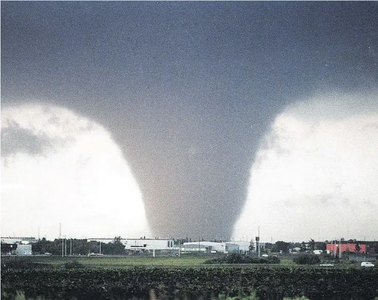  ?? STEVE SIMON/FILE ?? Photojourn­alist Steve Simon’s picture of the terrifying tornado that struck Edmonton in 1987 became the Journal’s front page photo.