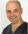  ??  ?? Dr. Ramón Gómez de Meda Dentista especializ­ado en periopróte­sis