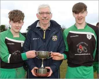  ??  ?? Ian Lawlor presenting the cup to Cloughbawn’s joint captains, Ryan Murphy and Shane Kehoe.