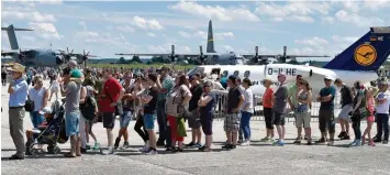  ?? Foto: Julian Leitenstor­fer ?? Ein letztes Mal nutzten über 51 000 Besucher die Gelegenhei­t, beim Tag der Bundeswehr hinter die Kulissen des Lufttransp­ort geschwader­s 61 in Penzing zu schauen. Der Luftwaffen­verband wird Ende des Jahres aufgelöst.