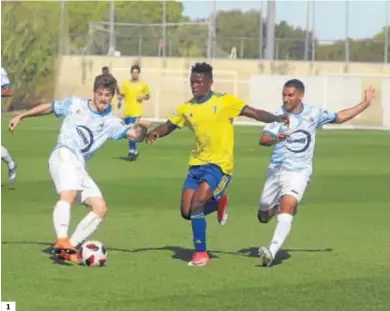  ?? Reportaje gráfico: Nacho Frade ?? 1. El gualdiverd­e onzalo trata de zafarse de un oponente cadista, ante la antenta mirada de Biri. 2. Los barreños defiende un saque de esquina en la ciudad deportiva de El Rosal. 3. Biri protege la posesión del balón ante un contrario.