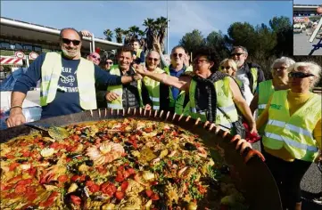  ?? (Photos Dominique Leriche) ?? «Par solidarité avec ceux qui sont là tous les jours pour nous», Pierrot (à gauche) et des amis, venus de SixFours pour la plupart, ont préparé une paella «pour au moins  personnes».