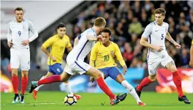  ?? — Gambar Reuters ?? NEYMAR (dua kanan) gagal melepasi kawalan ketat pemain pertahanan England pada pertembung­an di Wembley, London Selasa lepas.