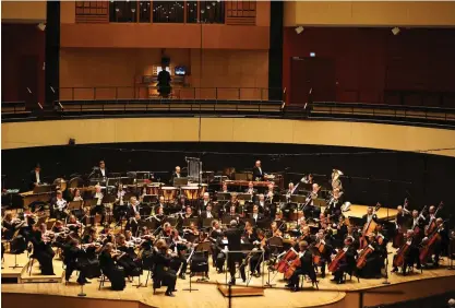  ?? KYTöHARJU
FOTO: MAARIT ?? Kalevi Ahos massiva sjuttonde symfoni förverklig­ades av Sinfona Lahti i Sibeliushu­set på torsdagen.