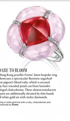  ??  ?? Ring in white gold set with a ruby, chalcedoni­es and diamonds by Forms