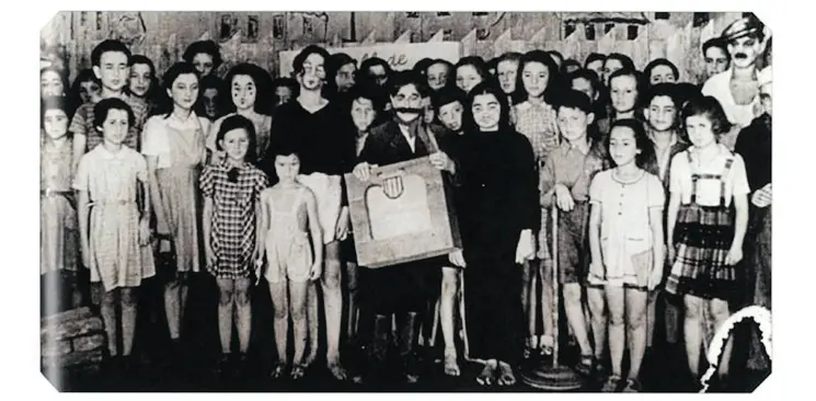  ?? COURTESY JEWISH MUSEUM IN PRAGUE ?? A propaganda photograph taken by the Nazis of the original Brundibar cast in the Theresiens­tadt concentrat­ion camp in German- occupied Czechoslov­akia.