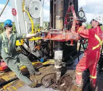  ?? STUART DAVIS/FILES ?? Labourers work at Precision Drilling’s rig in the Fort St. John, B.C., area. Precision Drilling says the company is building two new rigs in the United States but none in Canada due to a lack of demand. The industry says insufficie­nt pipeline capacity...