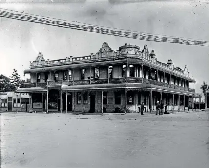 ?? PHOTO: MANAWATU¯ DISTRICT LIBRARIES ?? The Feilding Hotel in 1875.