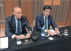  ??  ?? LOS COMPRADORE­S. Jesús León y Luis Oliver ante la prensa.