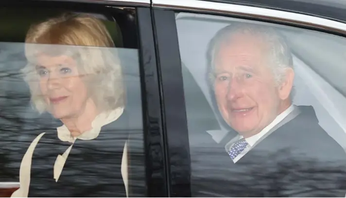  ?? ?? ►El rey Carlos III y la reina Camilla de Gran Bretaña abandonan Clarence House, el día después de que se anunció que al monarca le habían diagnostic­ado cáncer.