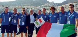  ??  ?? Campione Nella foto a sinistra Giacomo De Mola in caduta alla ricerca di cernie bianche nell’abisso; in alto l’atleta mette a punto il suo Pathos Sniper 115 prima della seconda giornata ai mondiali di Syros nel 2016. Sopra De Mola con la squadra...