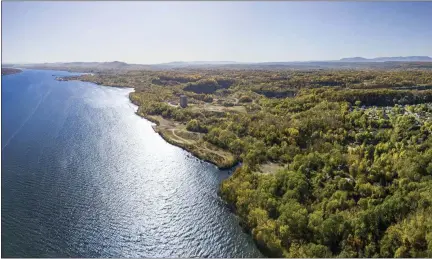  ?? PHOTO BY PIERCE JOHNSTON, VIA SCENIC HUDSON ?? The land that Scenic Hudson affiliate Quarry Waters LLC has purchased is seen at the right foreground in this photo, which looks southward. The piece of land jutting into the Hudson River in the distance is Kingston Point.