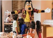  ?? Bloomberg ?? Goofy makes friends at Ravello.