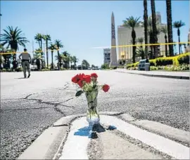  ?? Marcus Yam Los Angeles Times ?? A LONE VASE of f lowers commemorat­es the victims of Sunday night’s mass shooting during a country music festival on the Las Vegas Strip.