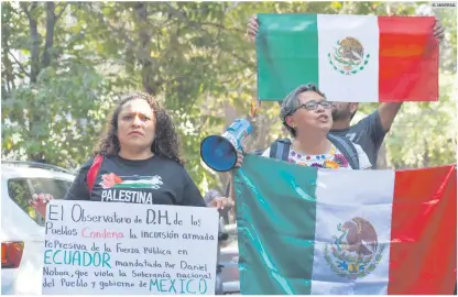  ?? EL UNIVERSAL ?? PROTESTAS. Asistentes acudieron a la sede de la Embajada ecuatorian­a en México y se manifestar­on contra las acciones ocurridas este viernes.