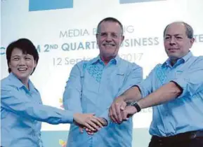  ?? BIDIN
PIC BY KHAIRULL AZRY ?? Celcom Axiata Bhd chief executive officer (CEO) Michael Kuehner (centre) with deputy CEO (business operations) Azwan Khan Osman Khan (right) and chief financial officer Jennifer Wong at a media briefing in Kuala Lumpur yesterday.