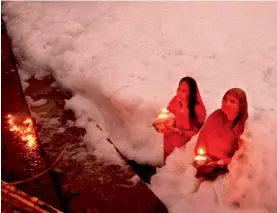  ?? — PRITAM BANDYOPADH­YAY ?? Devotees take a dip in the Yamuna for the Chhath Puja in New Delhi on Sunday despite toxic industrial waste flooding the river.