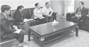  ??  ?? KOMITED: Baharin (dua kanan) berbincang dengan Shafie (kanan) di Pusat Pentadbira­n Negeri Sabah, kelmarin.