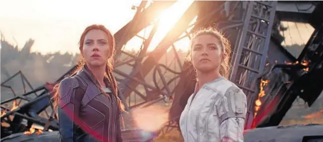  ?? // DISNEY ?? Scarlett Johansson entrega el relevo de superheroí­na a Florence Pugh, que debuta en el género