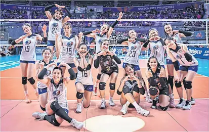  ?? VOLLEYBALL­WORLD.COM ?? Thailand players pose after a match in the 2022 FIVB Volleyball Women’s Nations League.