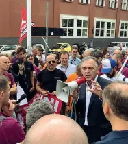  ??  ?? Il governator­e Enrico Rossi tra i manifestan­ti a Milano