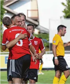  ?? Foto: Tautz ?? SImon Forster (Nummer 6) und Reinhold Armbrust, die beiden Spielertra­iner des SV Thierhaupt­en, bejubelten die drei Treffer gegen den SC Biberbach.