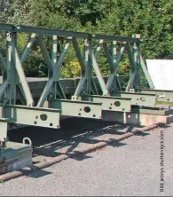  ??  ?? Modulare Brücken aus Stahlfachw­erk können Hunderte von Metern überspanne­n und zum Beispiel in der Katastrope­nhilfe eingesetzt werden.