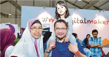  ??  ?? ANTARA keluarga yang hadir di #mydigitalm­aker
Fair tahun lalu.