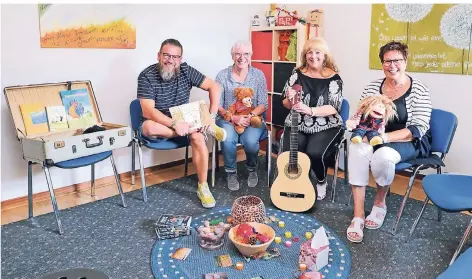  ?? RP-FOTO: RUTH KLAPPROTH ?? Björn Clahsen, Helga Schulze, Sylvia Schaffrath und Susanne Hoeren von der Schatzsuch­er-Trauerbegl­eitung in den neuen Räumen.