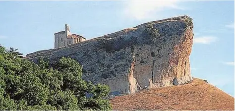  ??  ?? En Peña Colorada se erige la ermita de San Pantaleón de Losa, en la provincia de Burgos