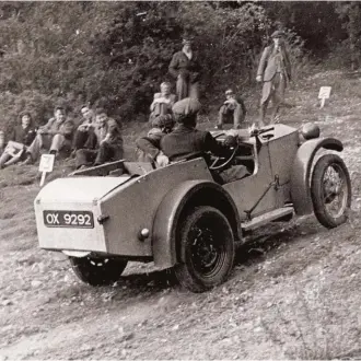  ??  ?? El principio. Chapman comenzó compitiend­o en pruebas de trial con un Austin Seven que él mismo preparaba. Tuvo éxito desde el principio porque la preparació­n era buena y él, un gran conductor.