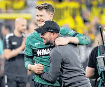  ?? FOTO: MAIK HÖLTER/IMAGO ?? Sebastian Hoeneß (re.) freut sich, dass Alexander Nübel zwei weitere Jahre beim VfB spielen wird.