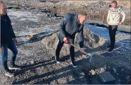  ?? FOTO: KJETIL M. SKOG ?? Harry Bøe fra Moen Verft fyller på med grus over tidskapsel­en.