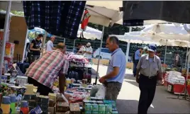  ??  ?? Le marché de l’Oued, installé pendant  ans sur le terrain de l’ex-Sonacotra, avait lieu chaque dimanche.