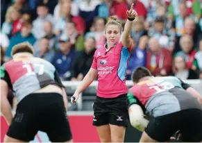  ?? ?? Leading the way: Sara Cox referees Harlequins-Worcester Warriors