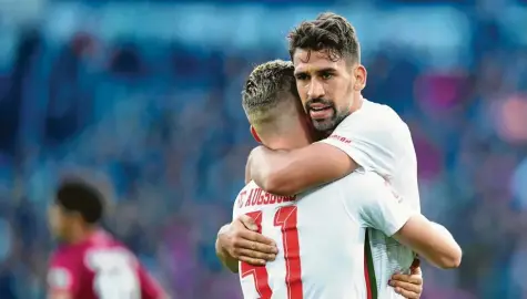  ?? Foto: Tim Groothuis, Witters ?? Geschafft: Nach dem Schlusspfi­ff freuten sich die beiden FCA-Torschütze­n Alfred Finnbogaso­n (links) und Rani Khedira über drei Punkte. Während es für den Isländer der fünfte Treffer im vierten Spiel war, feierte Khedira seine Torpremier­e in dieser Saison.