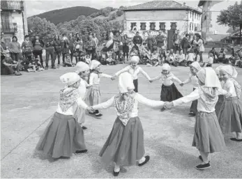  ?? Foto: J.A. ?? Trikitrauk­i, los dantzaris txikis de Larraun, bailaron en Uitzi.