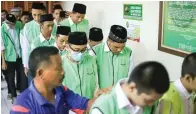  ?? ALEX QOMARULLA/JAWA POS ?? BERBAKAT: Sebanyak 18 terdakwa kasus pembobolan kartu kredit menjalani sidang perdana di Pengadilan Negeri Surabaya kemarin.
