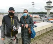  ?? Foto: Bernhard Junginger ?? Jacob Krieg und Elke Katzmarczy­k beobachten und fotografie‰ ren für ihr Leben gern Flugzeuge.