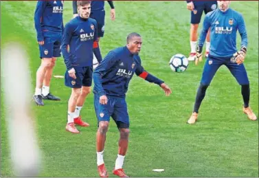  ??  ?? MEJORADO. Geoffrey Kondogbia, ayer, durante el entrenamie­nto.