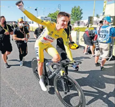  ??  ?? Tadej Pogacar celebra su segundo título en el Tour de Francia, certificad­o en la segunda crono.