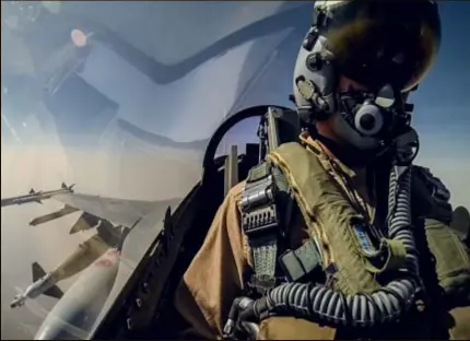  ?? FOTO VTM ?? Het moment waarop de lasergelei­de bom van 250 kilo vertrekt vanaf de F-16 van Gadis.