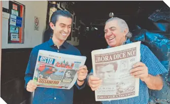  ??  ?? Enrique Espinosa Jr. y su papá del mismo nombre siguen la tradición de leer el ESTO que inició su abuelo.