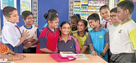  ?? ?? Superwoman: Manjeet surrounded by her students in her classroom at SK Kampung Baru in Bukit Mertajam, Penang.