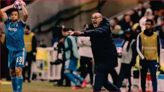  ?? EPA ?? Momento complicato Maurizio Sarri, 61 anni, prova a scuotere la Juve ieri in difficolta con il Lione