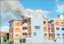  ??  ?? Humareda emanada del techo de uno de los bloques del edificio “Catedral” de Encarnació­n por el incendio.