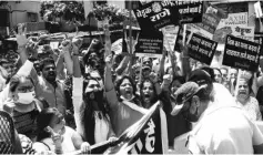  ?? PHOTO:KAMLESH PEDNEKAR ?? Shiv Sena and Yuva Sena wing workers protest against Union Minister Narayan Rane near his residence, in Mumbai on Tuesday