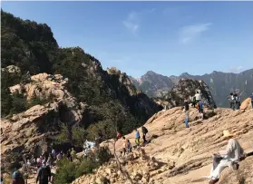  ??  ?? TOURISTS on top of Gwongeumse­ong peak.