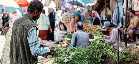  ?? File/AFP ?? People shop for fresh produce in an open-air market in Taiz. Residents have welcomed police action to restore calm in the city.