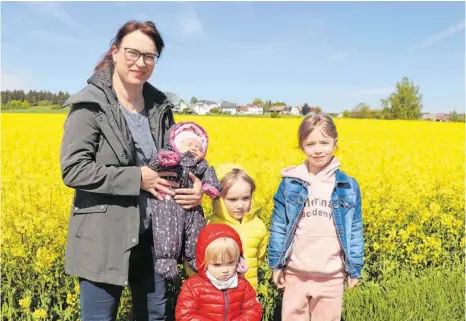  ?? FOTO: MAREIKE KEIPER ?? Eila Rieger hat Tochter Ilsa während der Pandemie zur Welt gebracht. Inzwischen ist die Kleine sechs Wochen alt und hat ihre Schwestern (von rechts) Svea, Lina und Tilda schon kennengele­rnt.